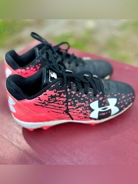 Under Armour Black/Neon Pink Youth Cleats